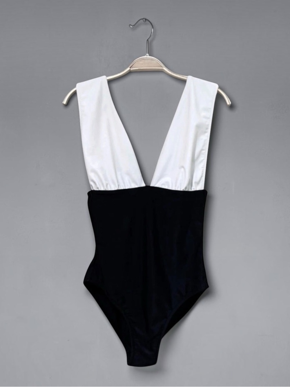 J.Crew Plunging V-Neck One-Piece Swimsuit Size M Black White Colorblock AP673